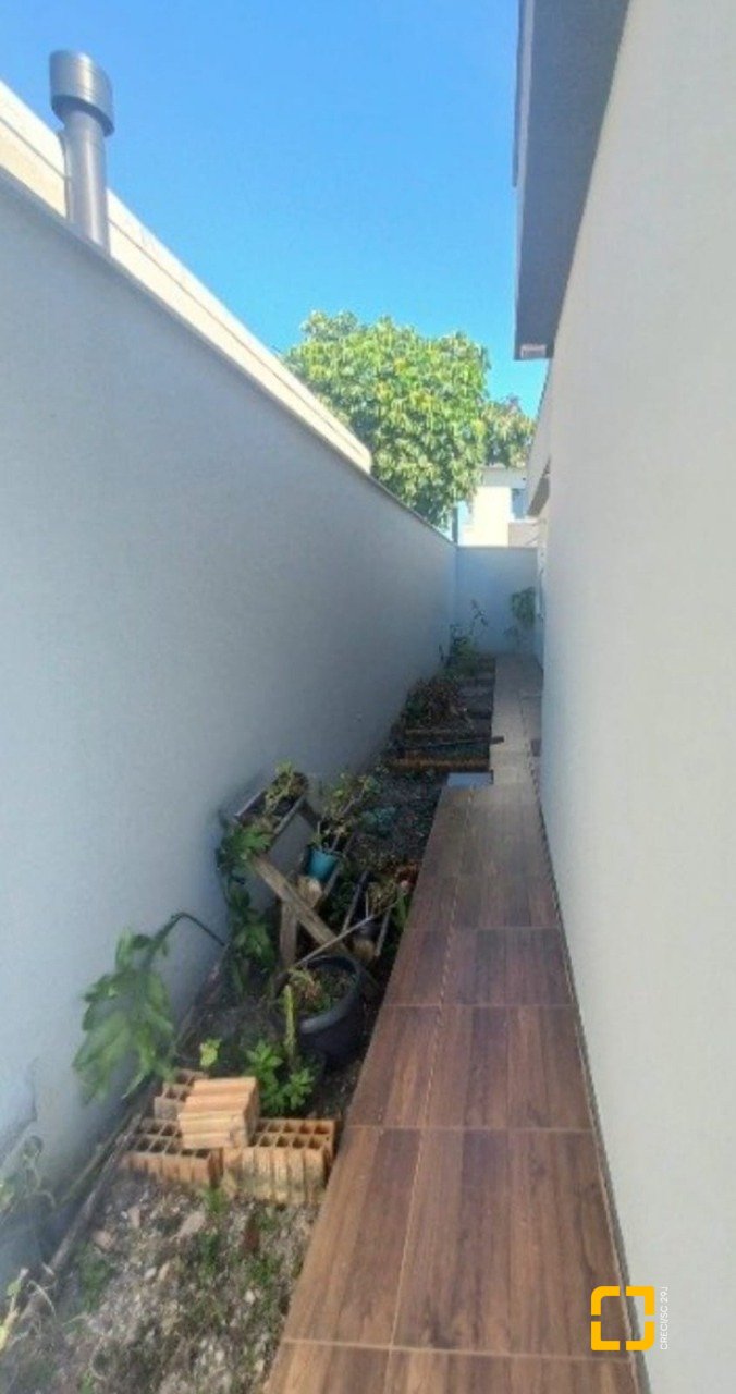 Casa de Condomínio com 370m², 4 quartos (sendo 1 suíte), 2 garagens, no bairro Canasvieiras em Florianópolis