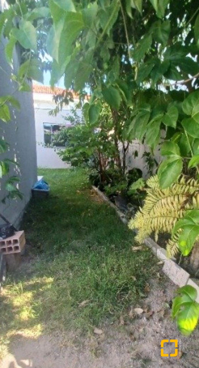 Casa de Condomínio com 370m², 4 quartos (sendo 1 suíte), 2 garagens, no bairro Canasvieiras em Florianópolis