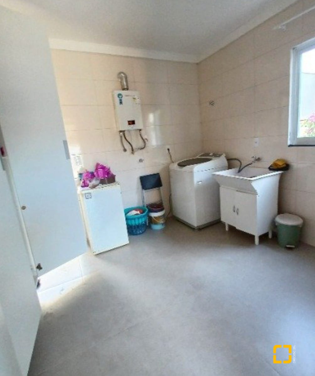 Casa de Condomínio com 370m², 4 quartos (sendo 1 suíte), 2 garagens, no bairro Canasvieiras em Florianópolis