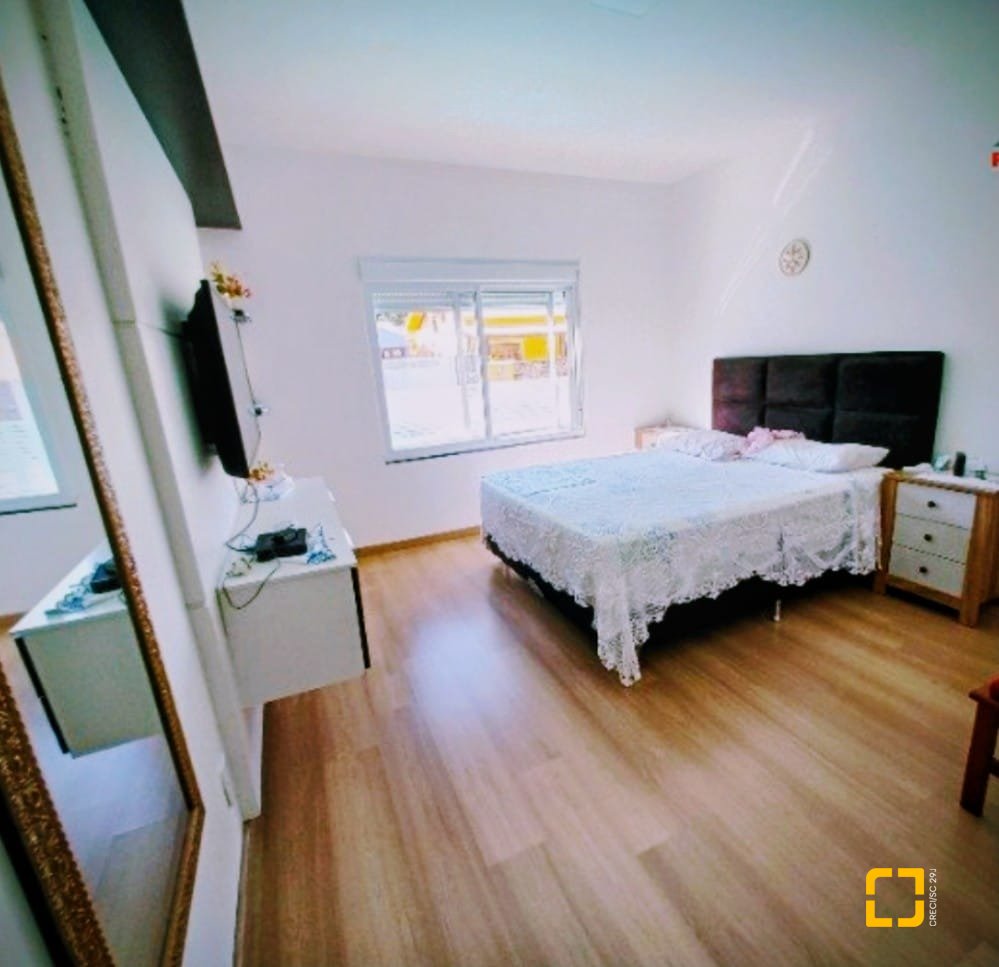 Casa de Condomínio com 370m², 4 quartos (sendo 1 suíte), 2 garagens, no bairro Canasvieiras em Florianópolis