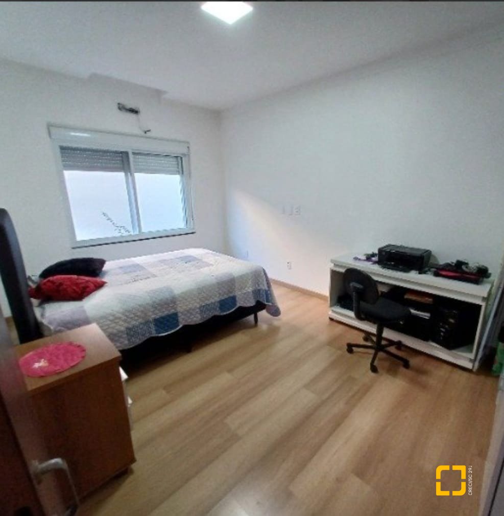 Casa de Condomínio com 370m², 4 quartos (sendo 1 suíte), 2 garagens, no bairro Canasvieiras em Florianópolis