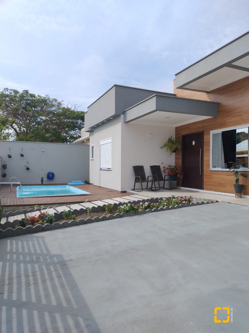 Casa de Condomínio com 370m², 4 quartos (sendo 1 suíte), 2 garagens, no bairro Canasvieiras em Florianópolis