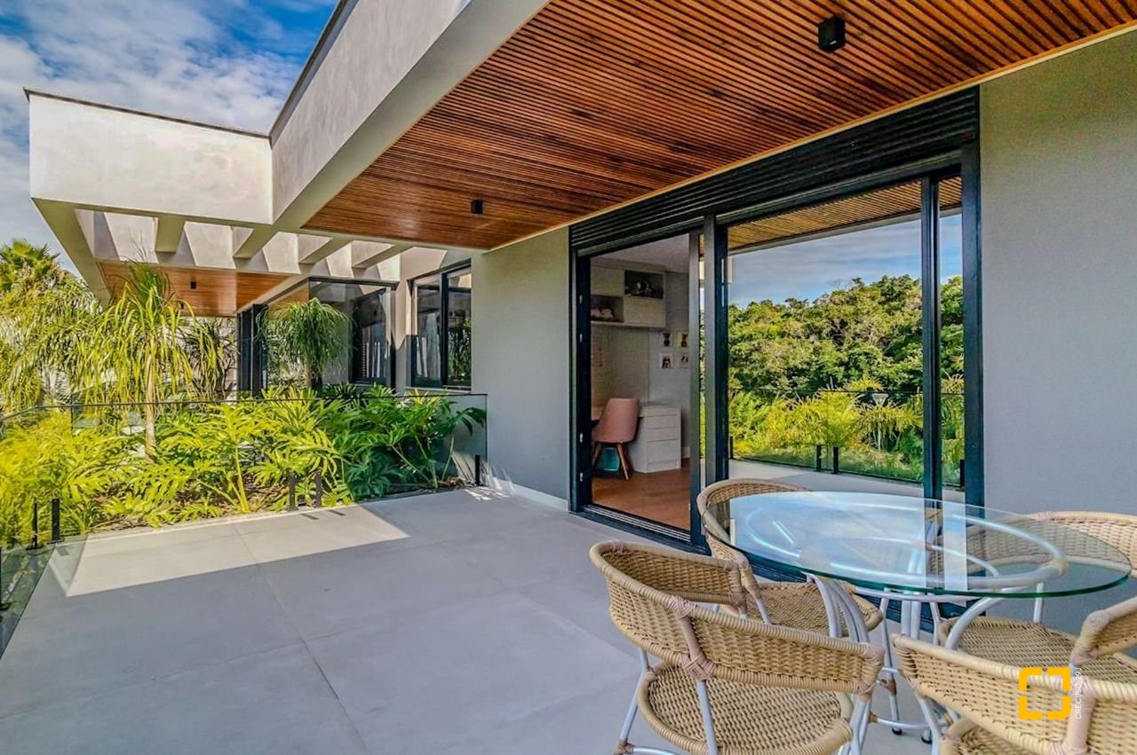 Casa com 564m², 8 quartos (sendo 4 suítes), 4 garagens, no bairro Jurerê Internacional em Florianópolis