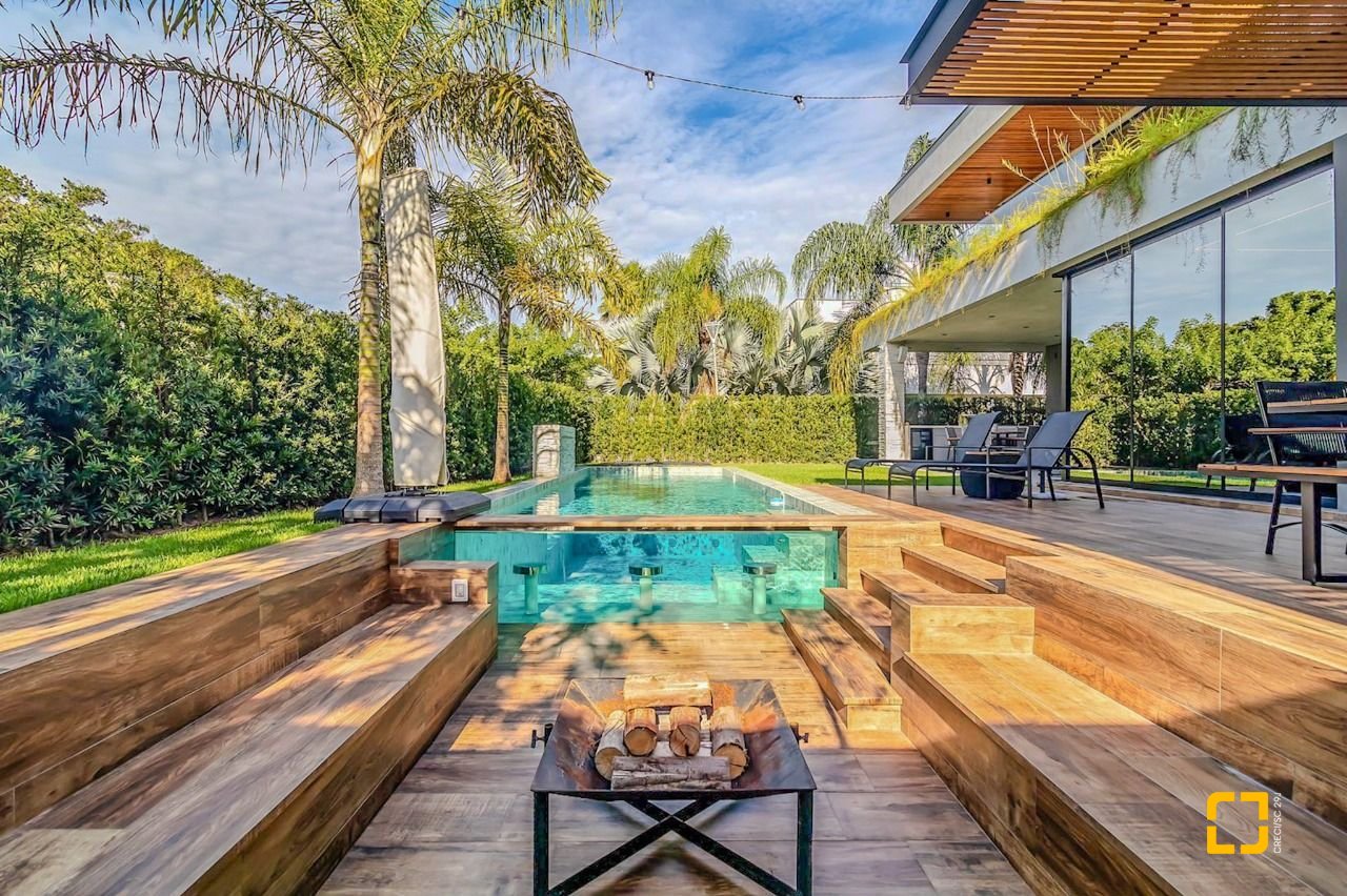 Casa com 564m², 8 quartos (sendo 4 suítes), 4 garagens, no bairro Jurerê Internacional em Florianópolis