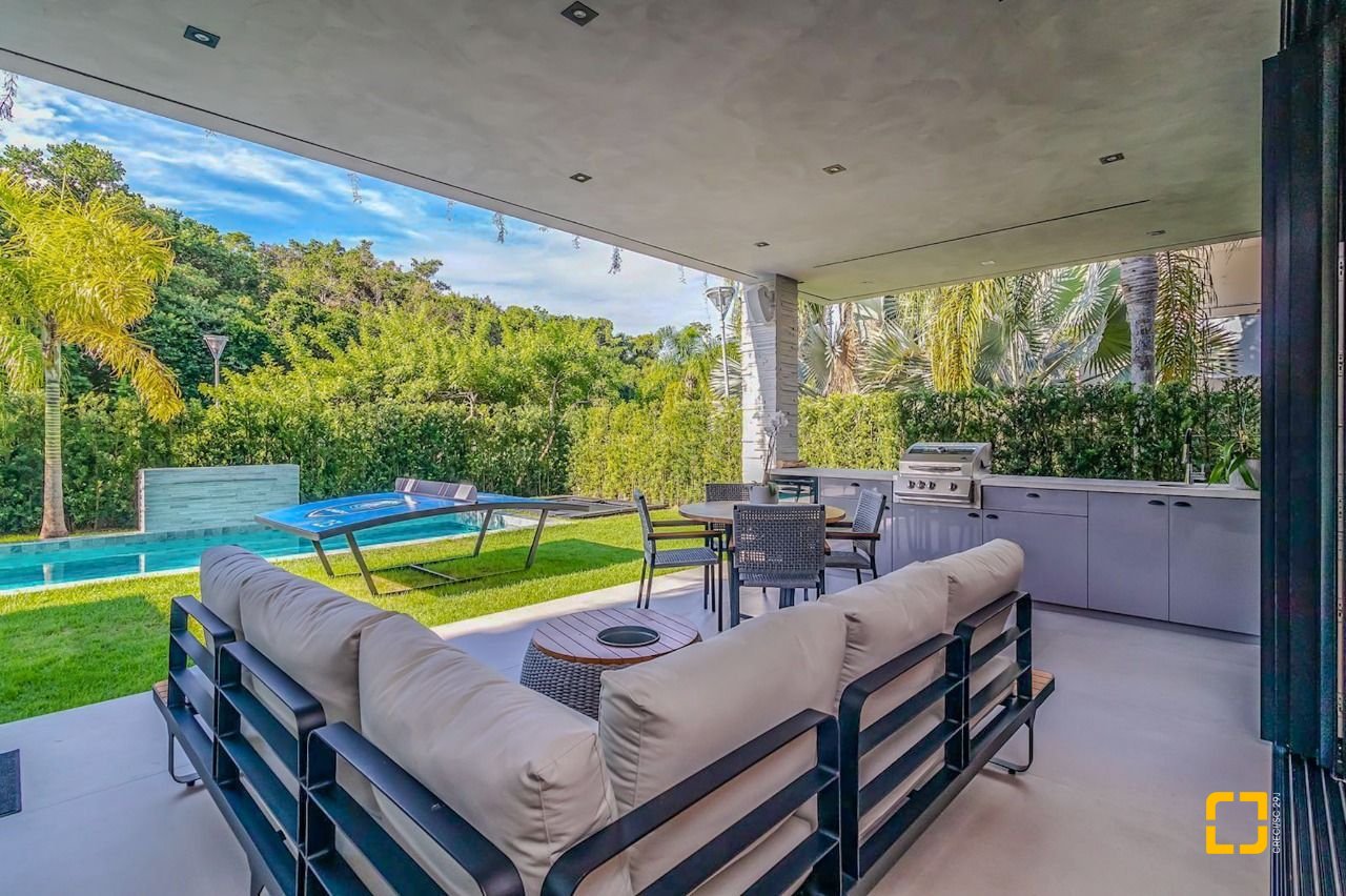 Casa com 564m², 8 quartos (sendo 4 suítes), 4 garagens, no bairro Jurerê Internacional em Florianópolis