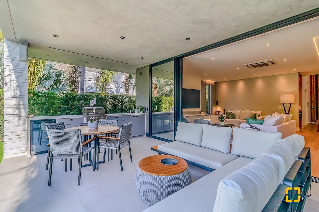 Casa com 564m², 8 quartos (sendo 4 suítes), 4 garagens, no bairro Jurerê Internacional em Florianópolis