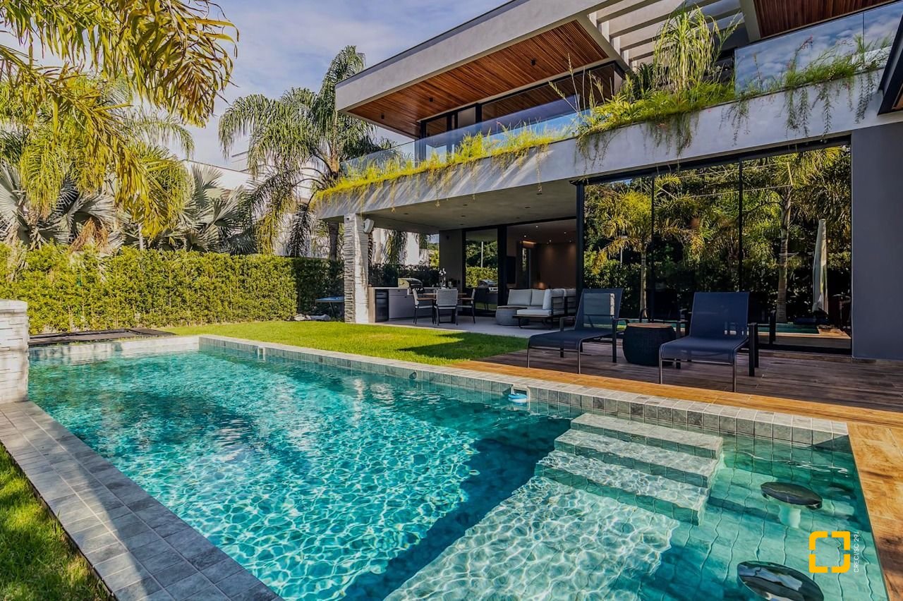 Casa com 564m², 8 quartos (sendo 4 suítes), 4 garagens, no bairro Jurerê Internacional em Florianópolis