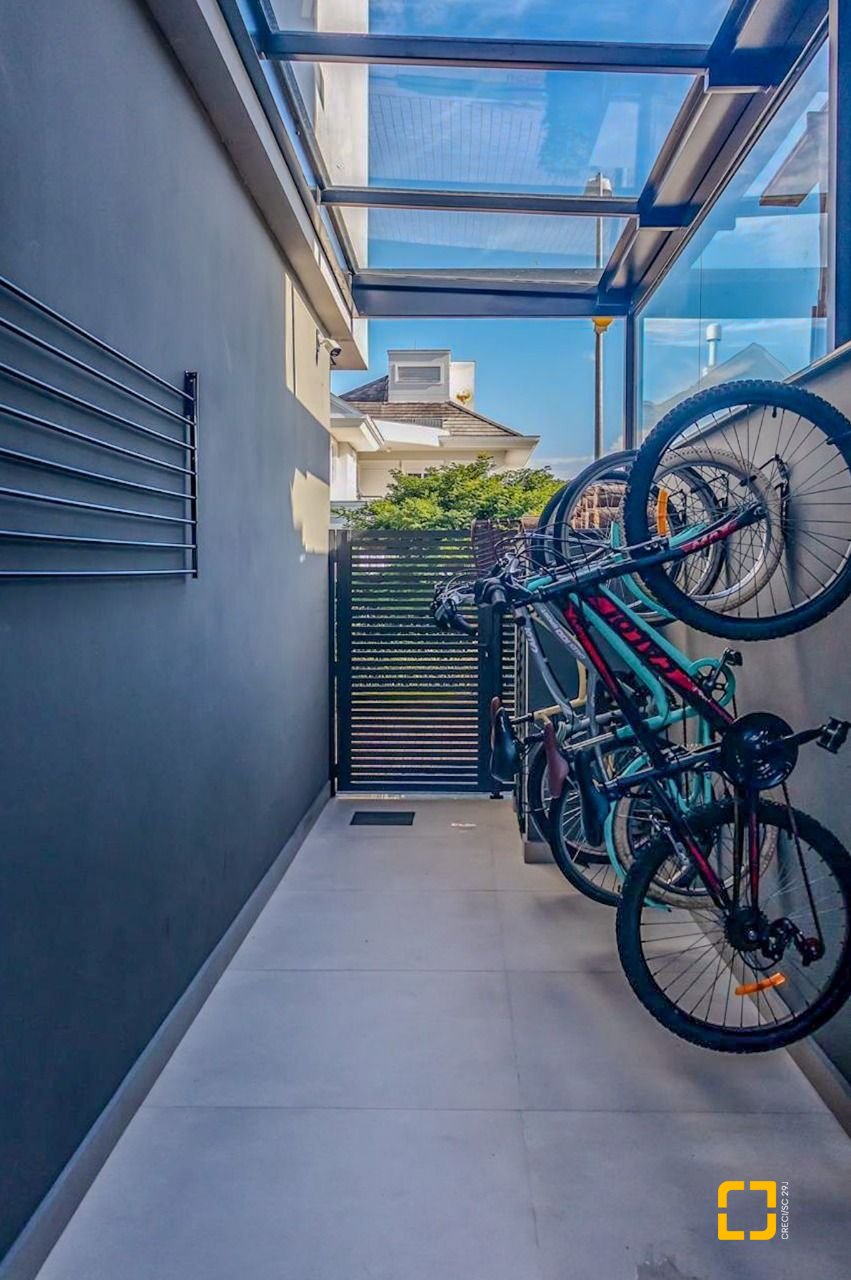 Casa com 564m², 8 quartos (sendo 4 suítes), 4 garagens, no bairro Jurerê Internacional em Florianópolis