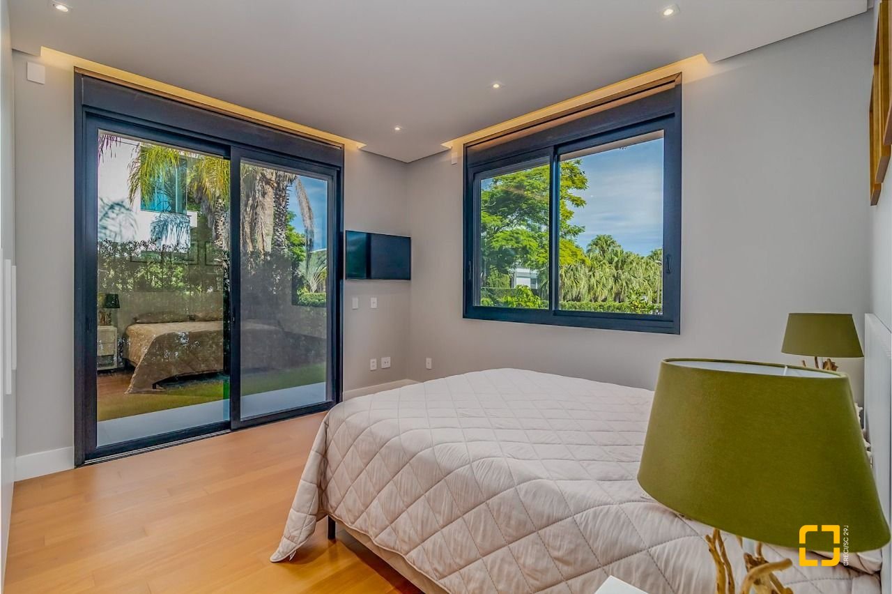 Casa com 564m², 8 quartos (sendo 4 suítes), 4 garagens, no bairro Jurerê Internacional em Florianópolis