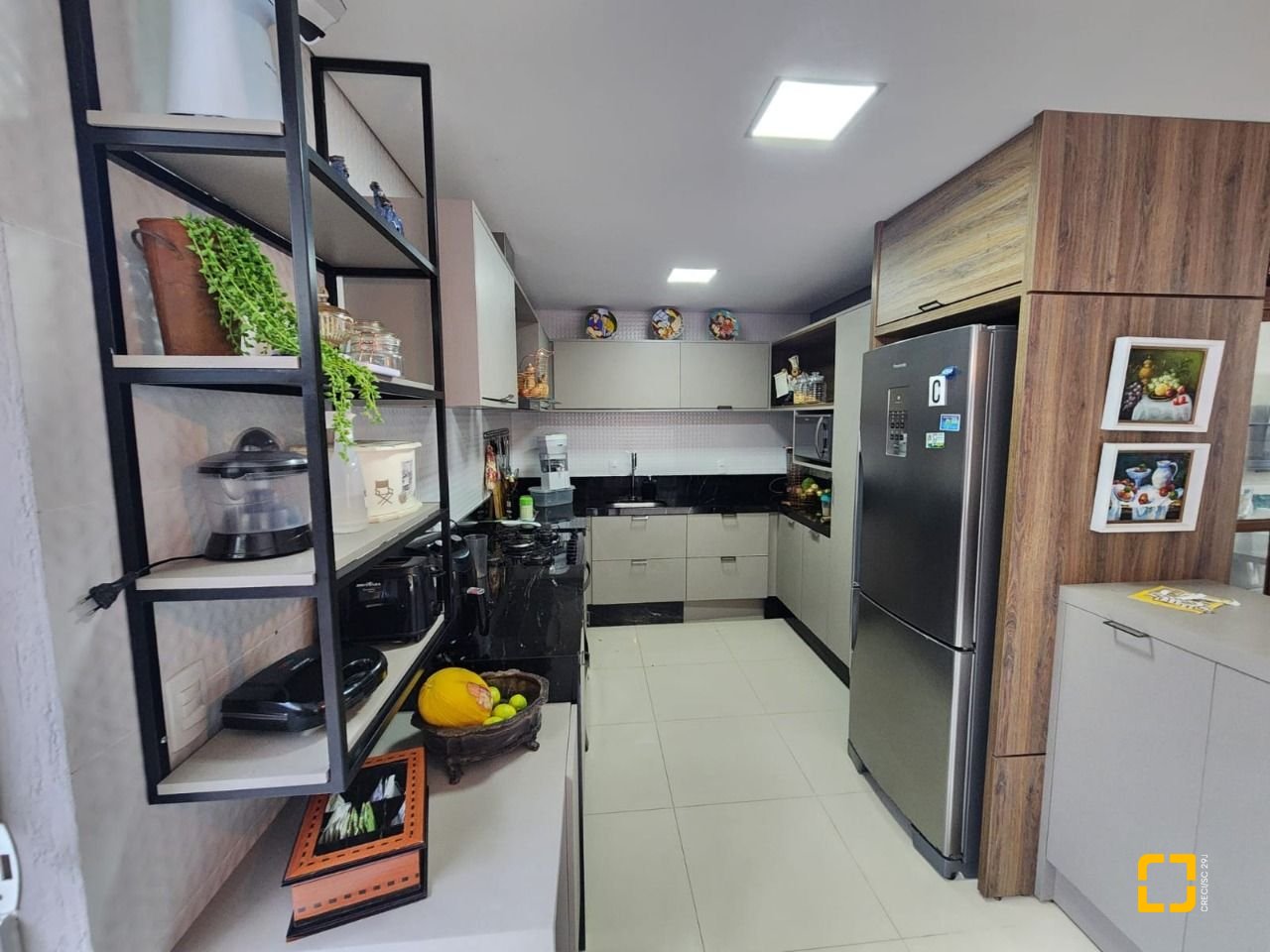 Casa com 178m², 6 quartos (sendo 3 suítes), 2 garagens, no bairro Córrego Grande em Florianópolis