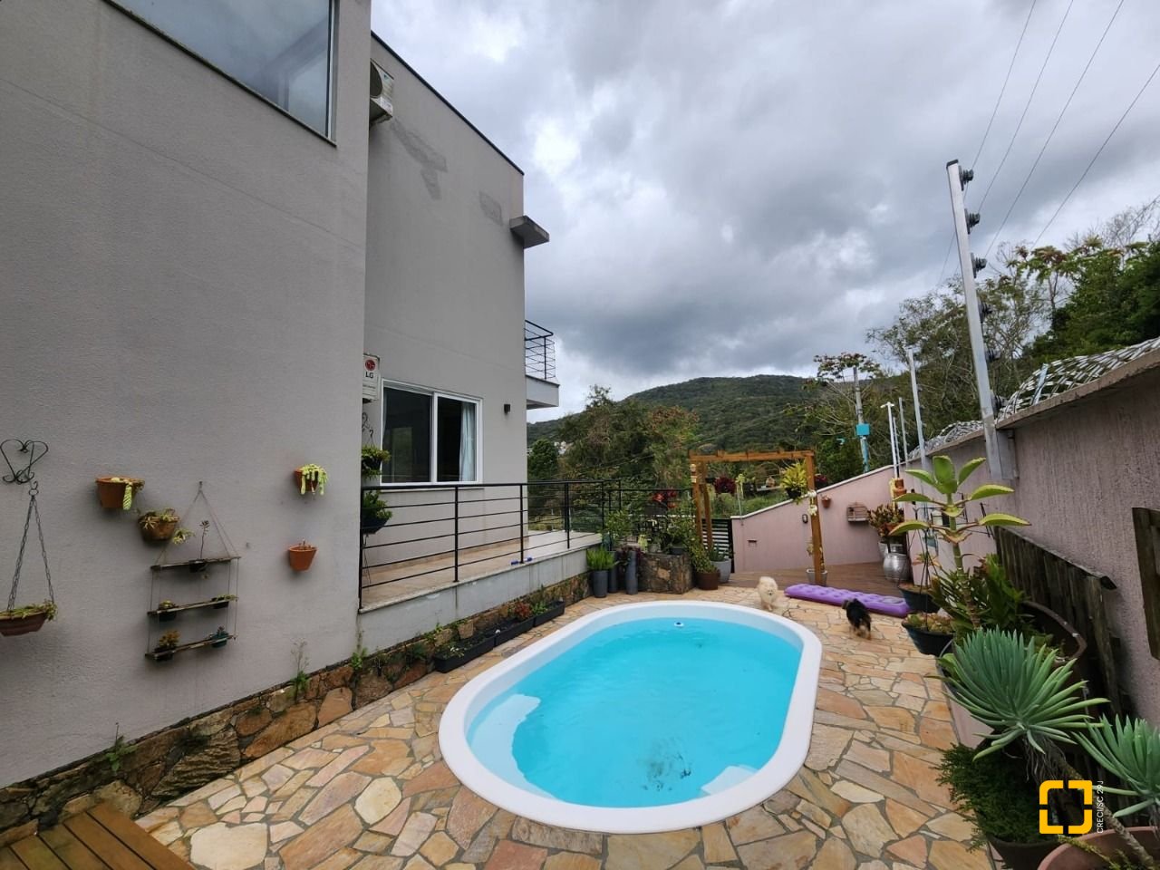 Casa com 178m², 6 quartos (sendo 3 suítes), 2 garagens, no bairro Córrego Grande em Florianópolis