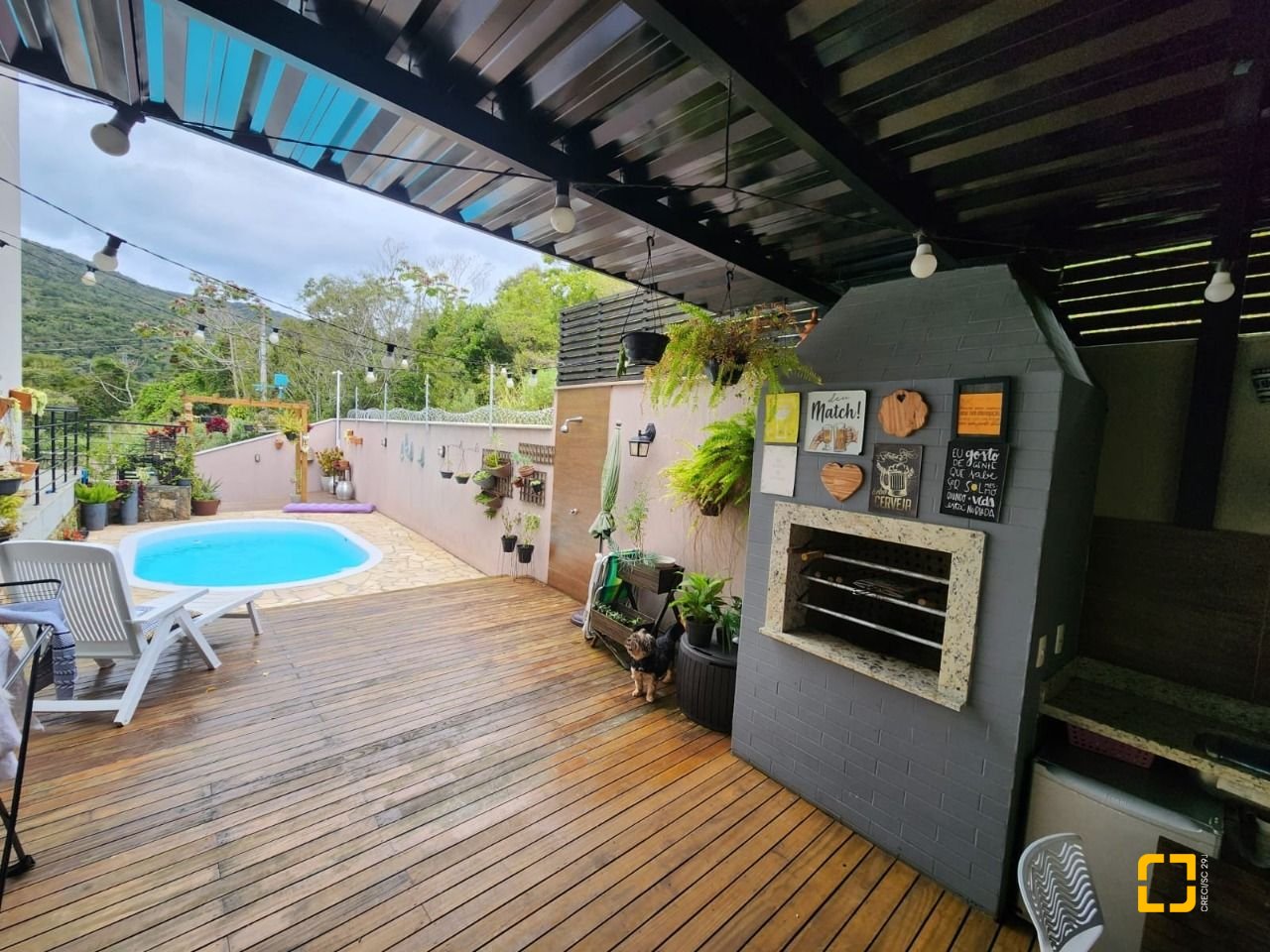 Casa com 178m², 6 quartos (sendo 3 suítes), 2 garagens, no bairro Córrego Grande em Florianópolis