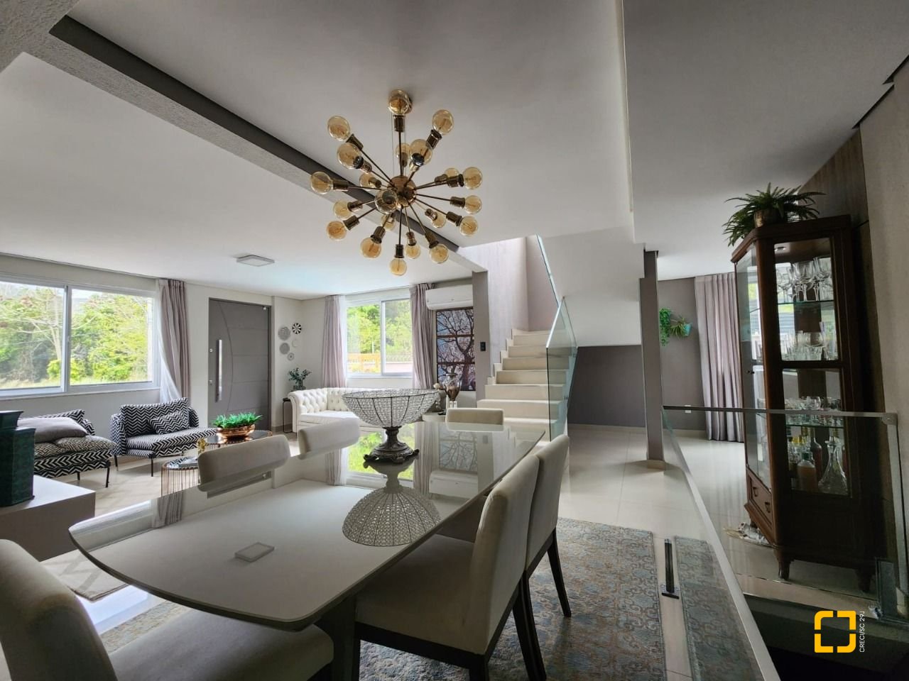 Casa com 178m², 6 quartos (sendo 3 suítes), 2 garagens, no bairro Córrego Grande em Florianópolis