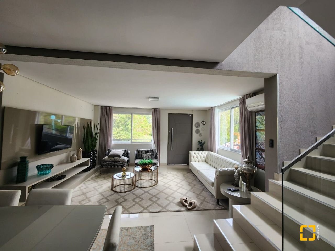 Casa com 178m², 6 quartos (sendo 3 suítes), 2 garagens, no bairro Córrego Grande em Florianópolis