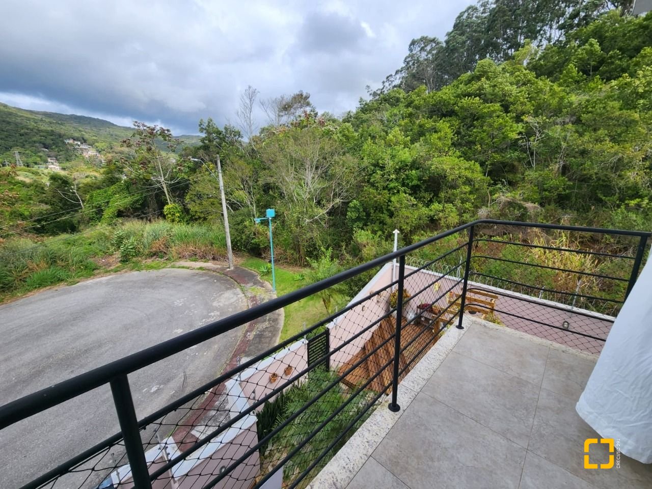 Casa com 178m², 6 quartos (sendo 3 suítes), 2 garagens, no bairro Córrego Grande em Florianópolis