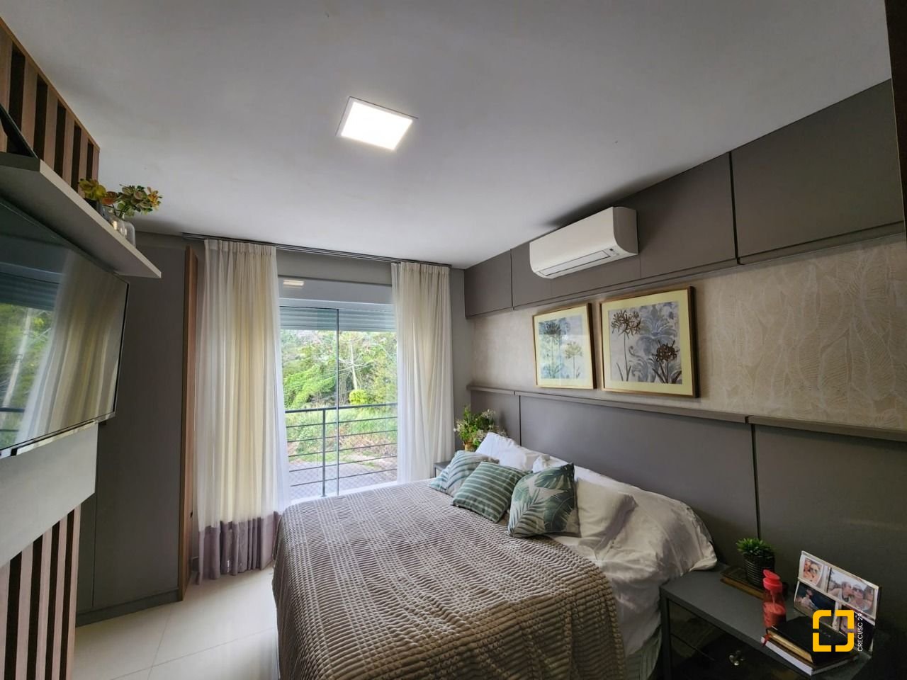 Casa com 178m², 6 quartos (sendo 3 suítes), 2 garagens, no bairro Córrego Grande em Florianópolis