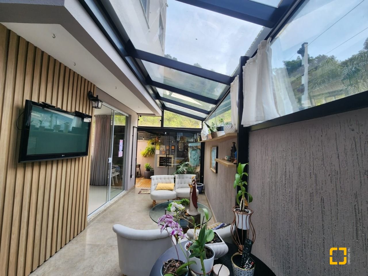Casa com 178m², 6 quartos (sendo 3 suítes), 2 garagens, no bairro Córrego Grande em Florianópolis