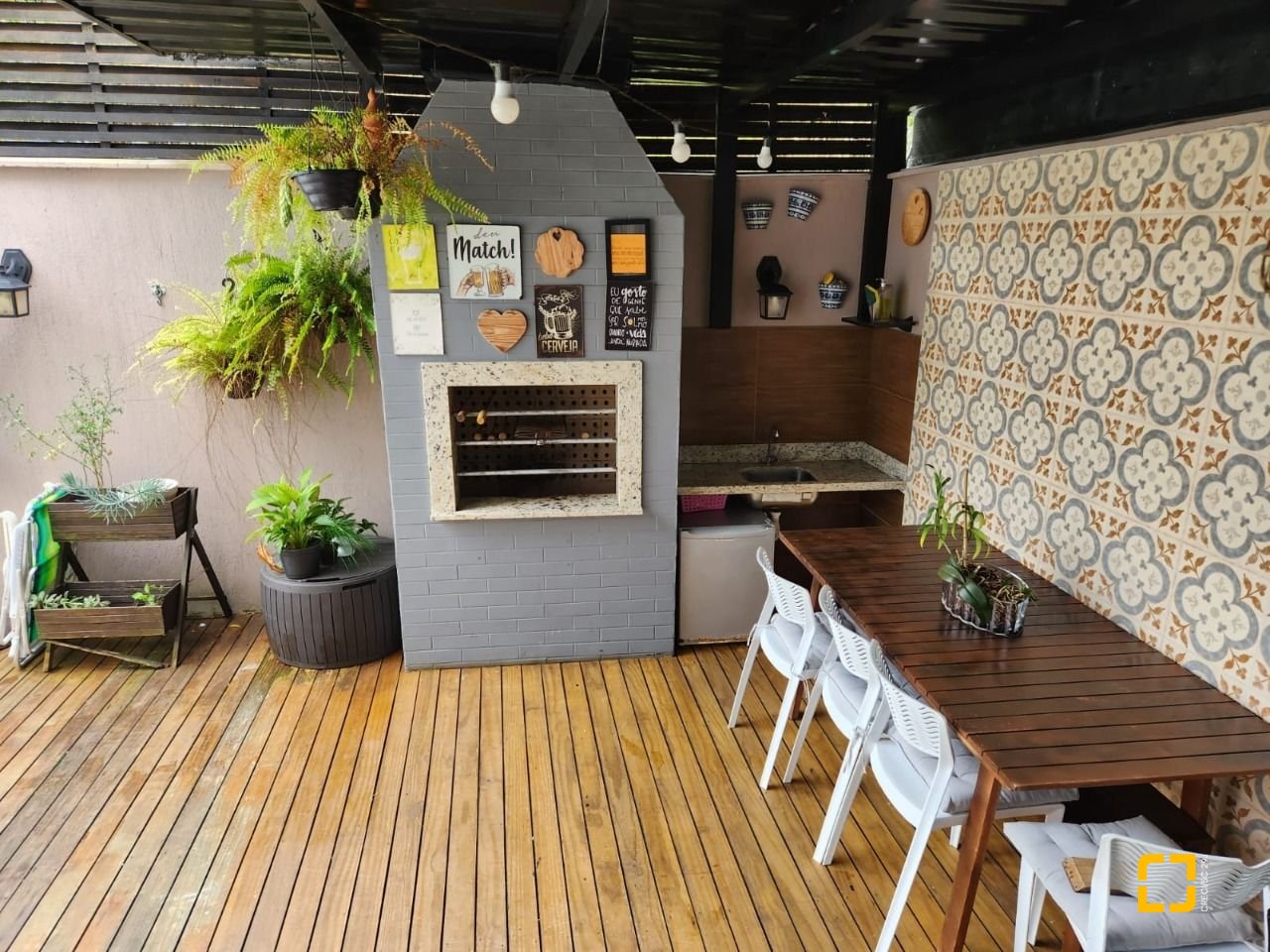 Casa com 178m², 6 quartos (sendo 3 suítes), 2 garagens, no bairro Córrego Grande em Florianópolis