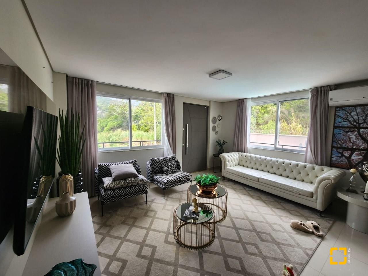 Casa com 178m², 6 quartos (sendo 3 suítes), 2 garagens, no bairro Córrego Grande em Florianópolis