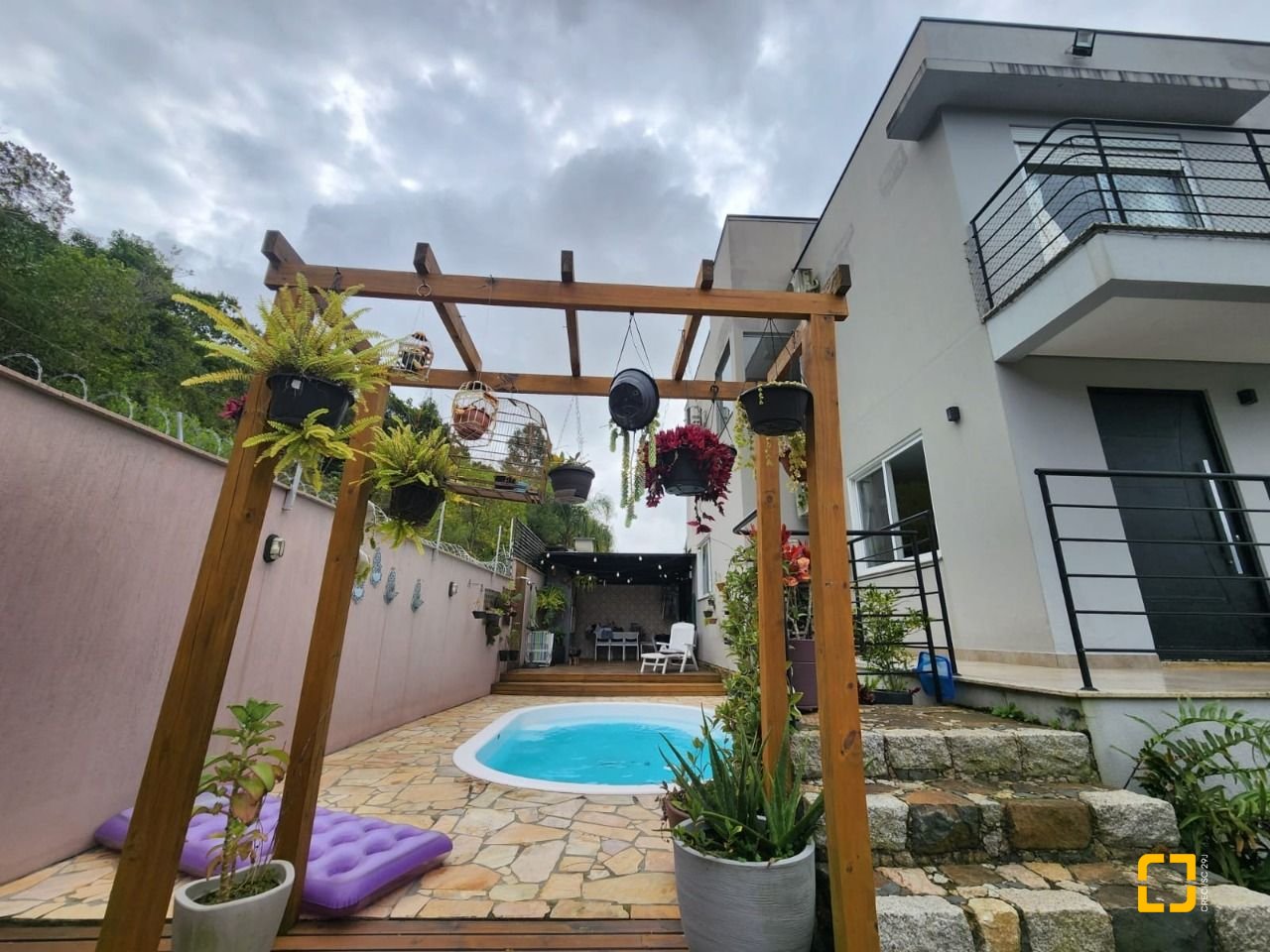 Casa com 178m², 6 quartos (sendo 3 suítes), 2 garagens, no bairro Córrego Grande em Florianópolis