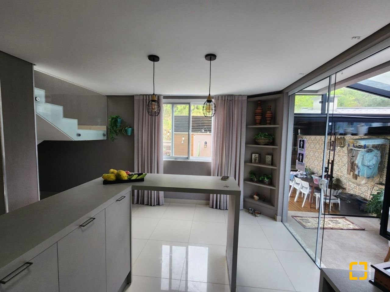 Casa com 178m², 6 quartos (sendo 3 suítes), 2 garagens, no bairro Córrego Grande em Florianópolis