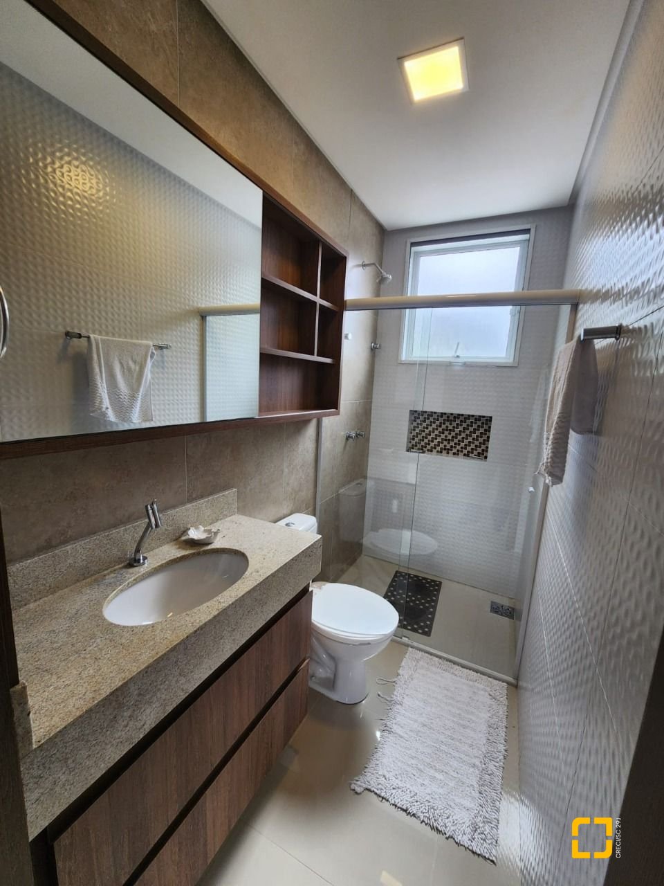 Casa com 178m², 6 quartos (sendo 3 suítes), 2 garagens, no bairro Córrego Grande em Florianópolis
