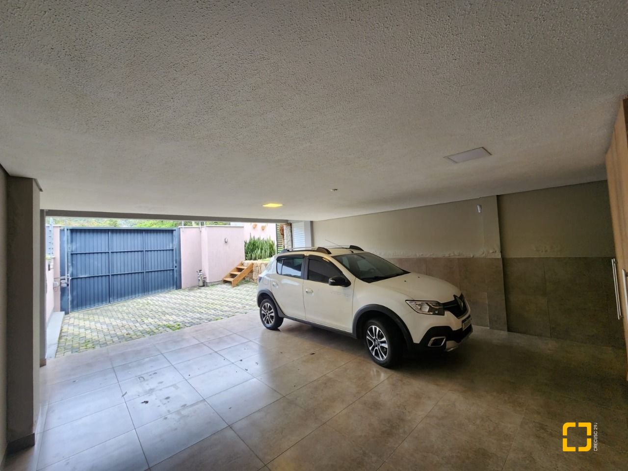 Casa com 178m², 6 quartos (sendo 3 suítes), 2 garagens, no bairro Córrego Grande em Florianópolis