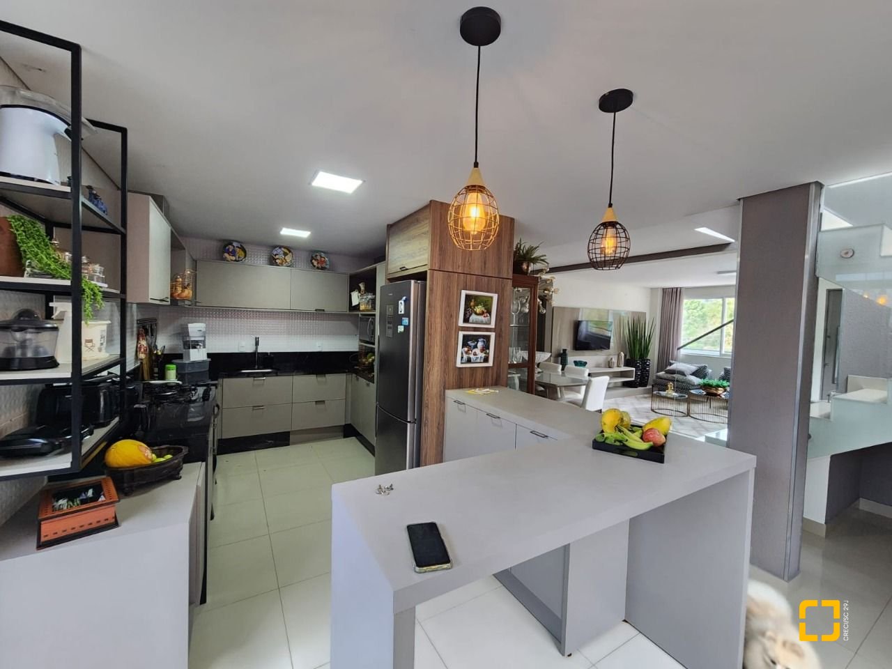 Casa com 178m², 6 quartos (sendo 3 suítes), 2 garagens, no bairro Córrego Grande em Florianópolis