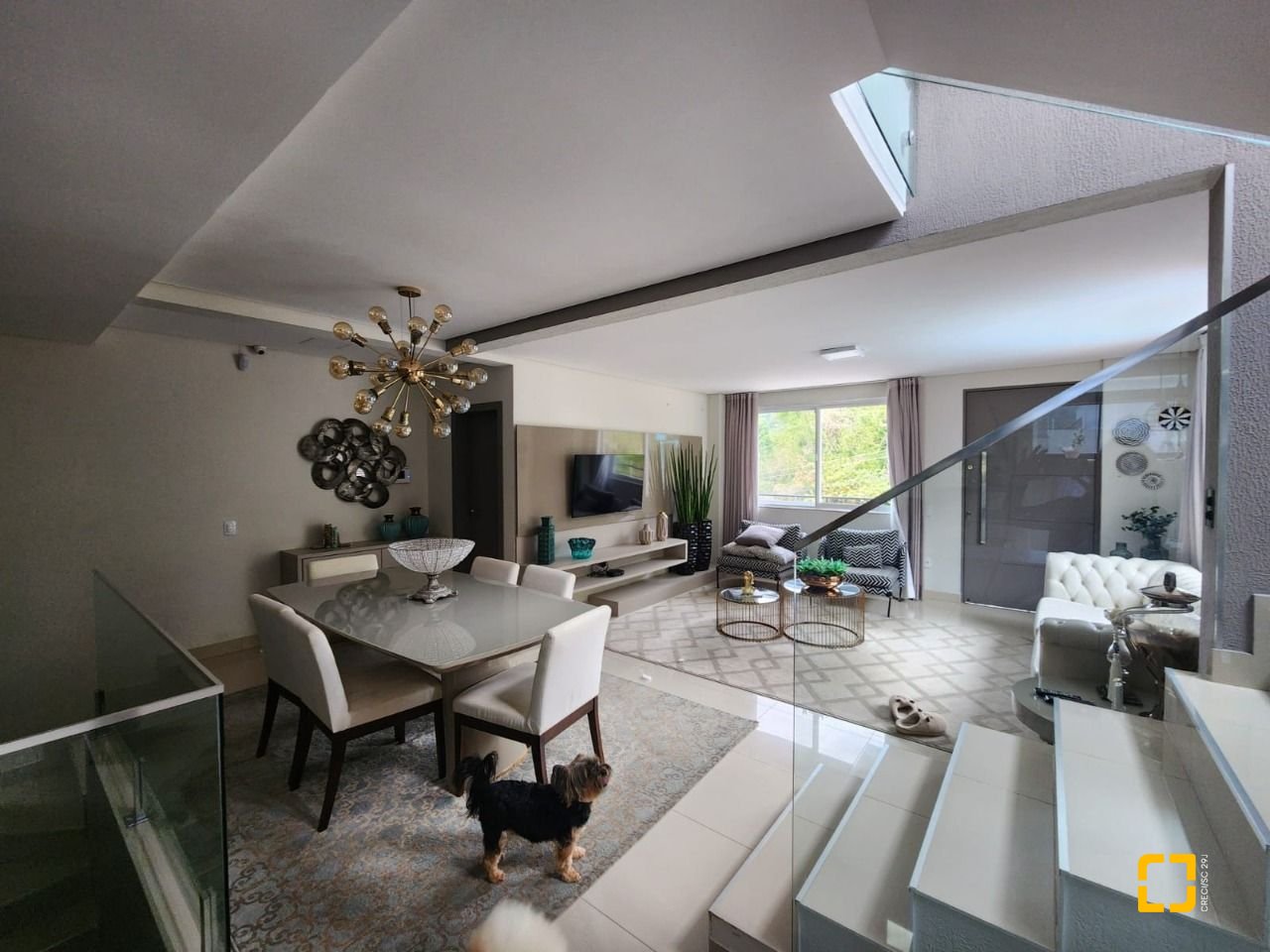 Casa com 178m², 6 quartos (sendo 3 suítes), 2 garagens, no bairro Córrego Grande em Florianópolis