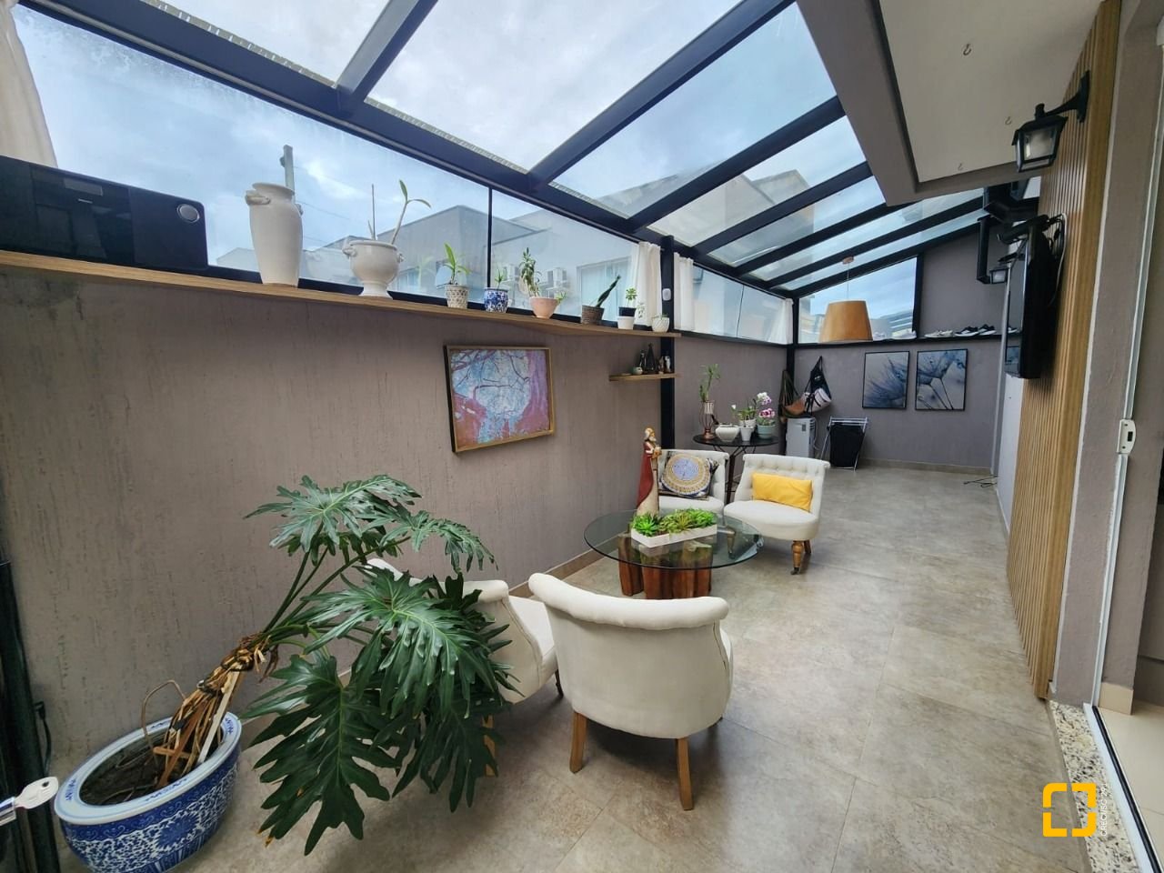 Casa com 178m², 6 quartos (sendo 3 suítes), 2 garagens, no bairro Córrego Grande em Florianópolis