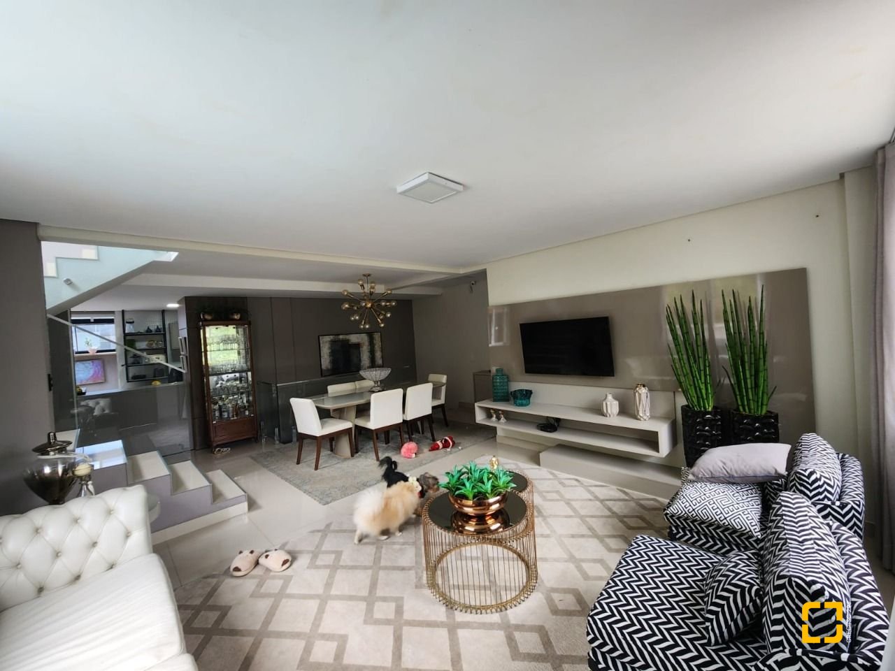 Casa com 178m², 6 quartos (sendo 3 suítes), 2 garagens, no bairro Córrego Grande em Florianópolis