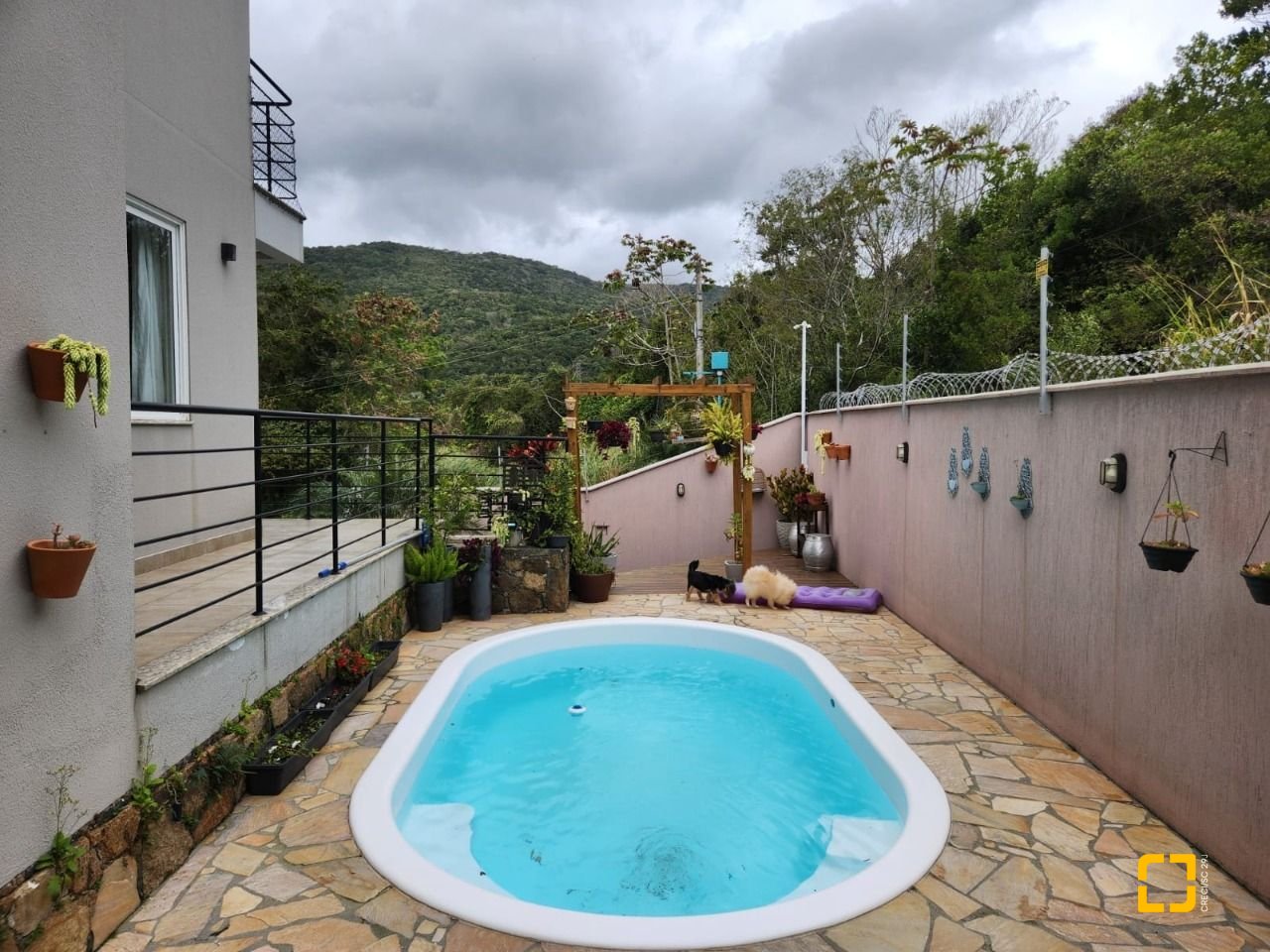 Casa com 178m², 6 quartos (sendo 3 suítes), 2 garagens, no bairro Córrego Grande em Florianópolis