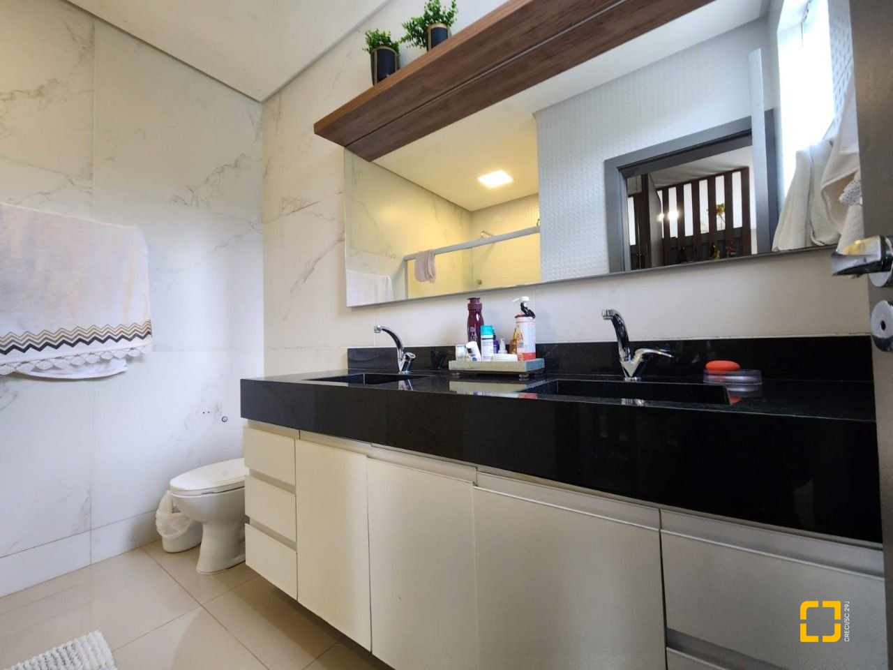 Casa com 178m², 6 quartos (sendo 3 suítes), 2 garagens, no bairro Córrego Grande em Florianópolis