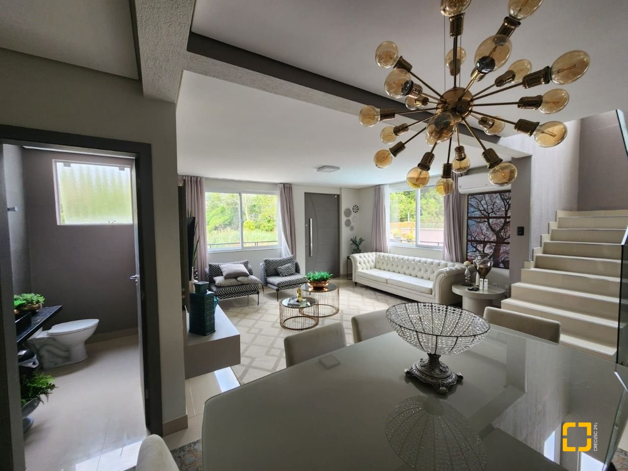 Casa com 178m², 6 quartos (sendo 3 suítes), 2 garagens, no bairro Córrego Grande em Florianópolis