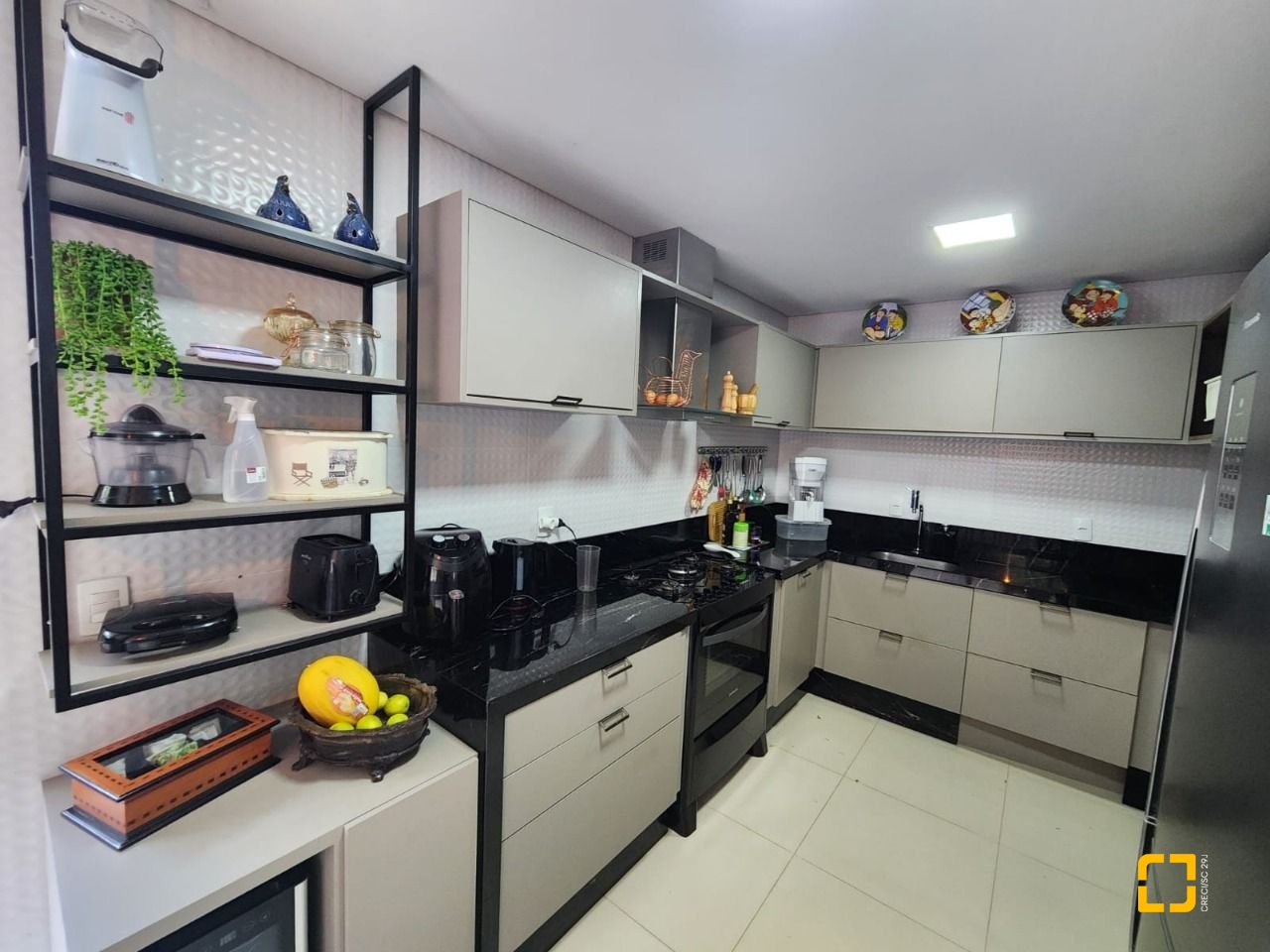 Casa com 178m², 6 quartos (sendo 3 suítes), 2 garagens, no bairro Córrego Grande em Florianópolis
