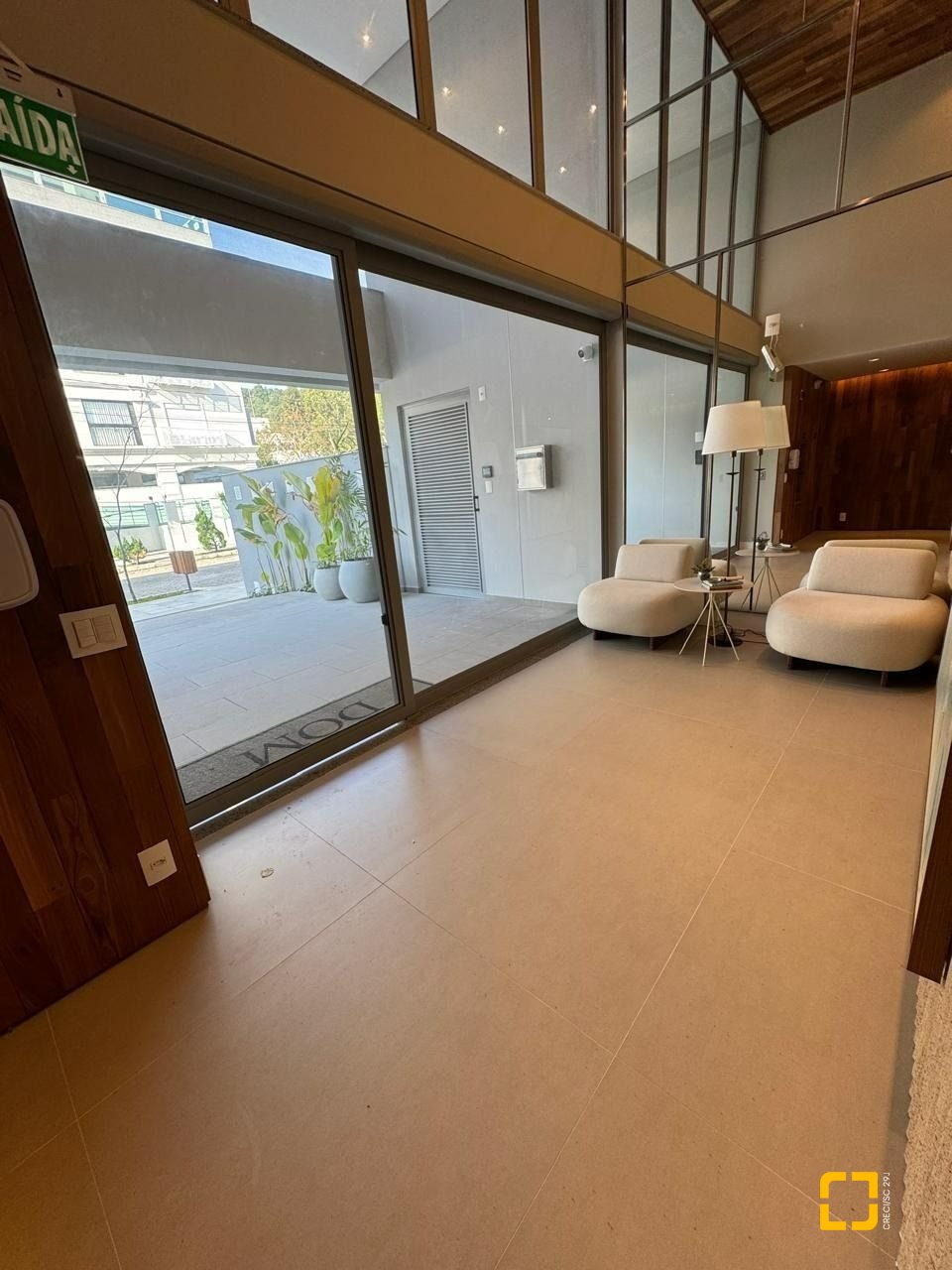 Apartamento com 123m², 3 quartos (sendo 1 suíte), 2 garagens, no bairro Jurerê Internacional em Florianópolis