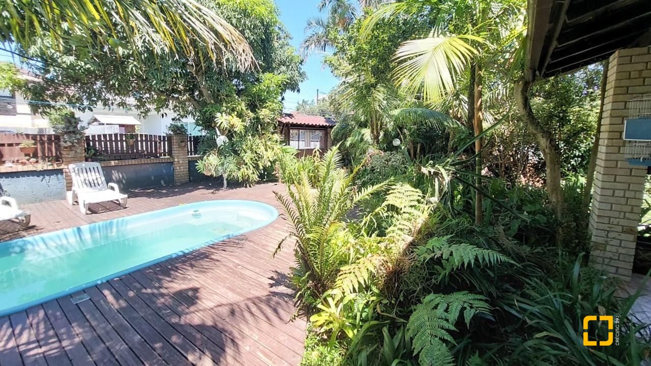 Casa com 160m², 4 quartos (sendo 1 suíte), 2 garagens, no bairro Rio Tavares em Florianópolis