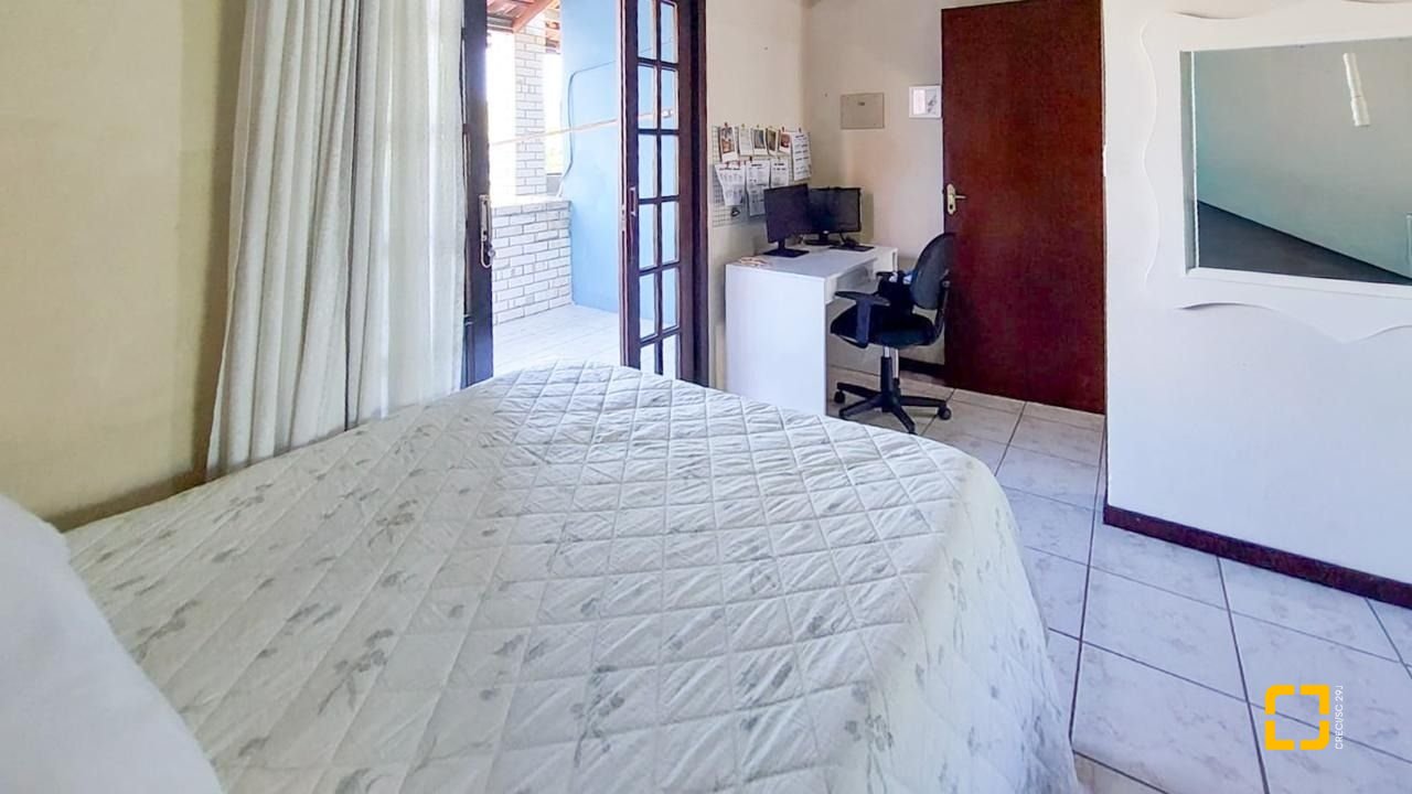Casa com 160m², 4 quartos (sendo 1 suíte), 2 garagens, no bairro Rio Tavares em Florianópolis