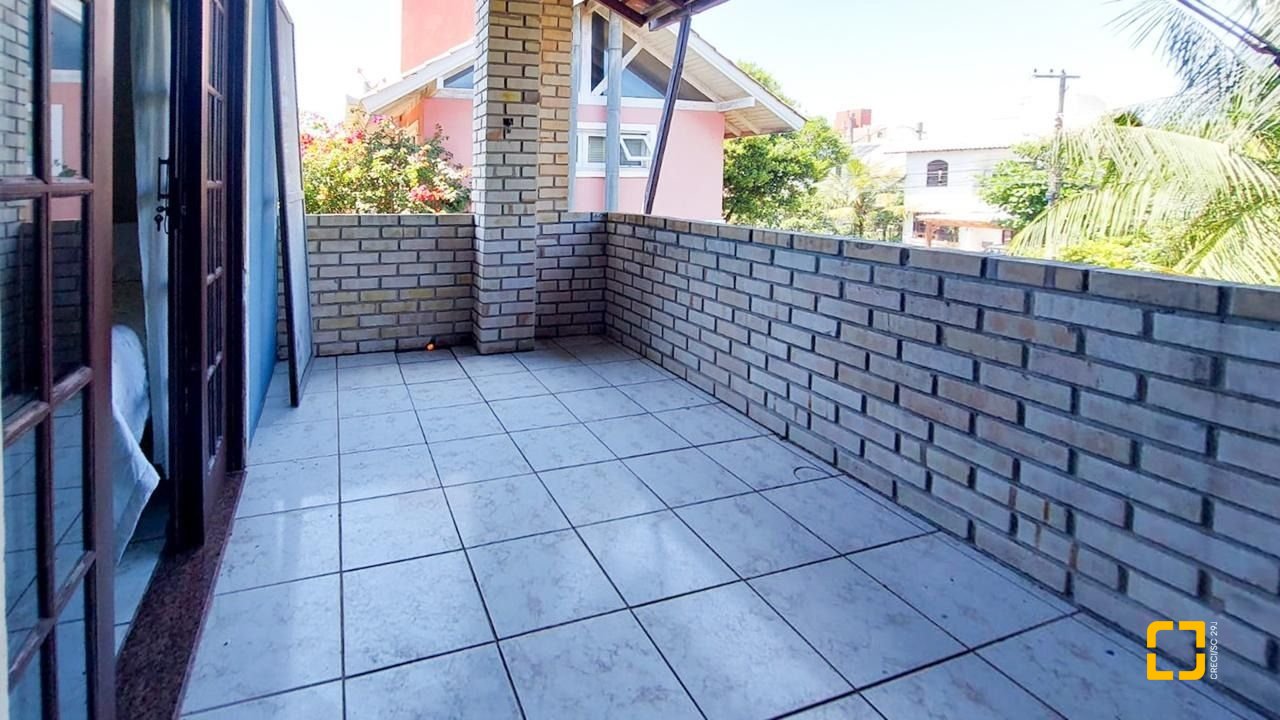 Casa com 160m², 4 quartos (sendo 1 suíte), 2 garagens, no bairro Rio Tavares em Florianópolis