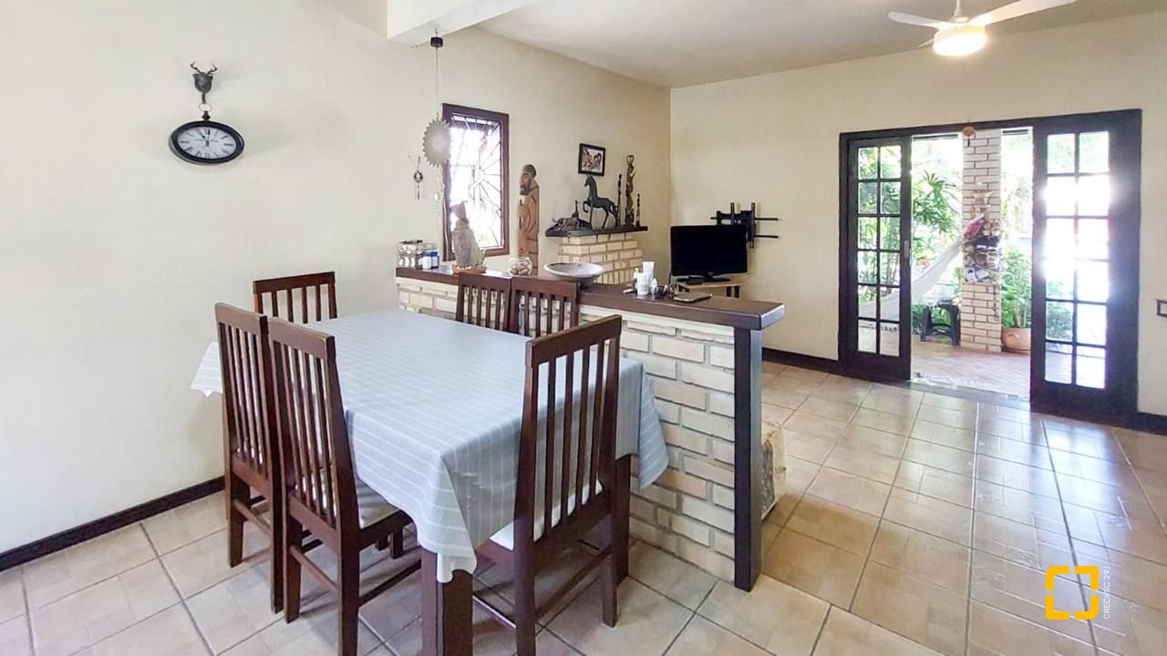 Casa com 160m², 4 quartos (sendo 1 suíte), 2 garagens, no bairro Rio Tavares em Florianópolis