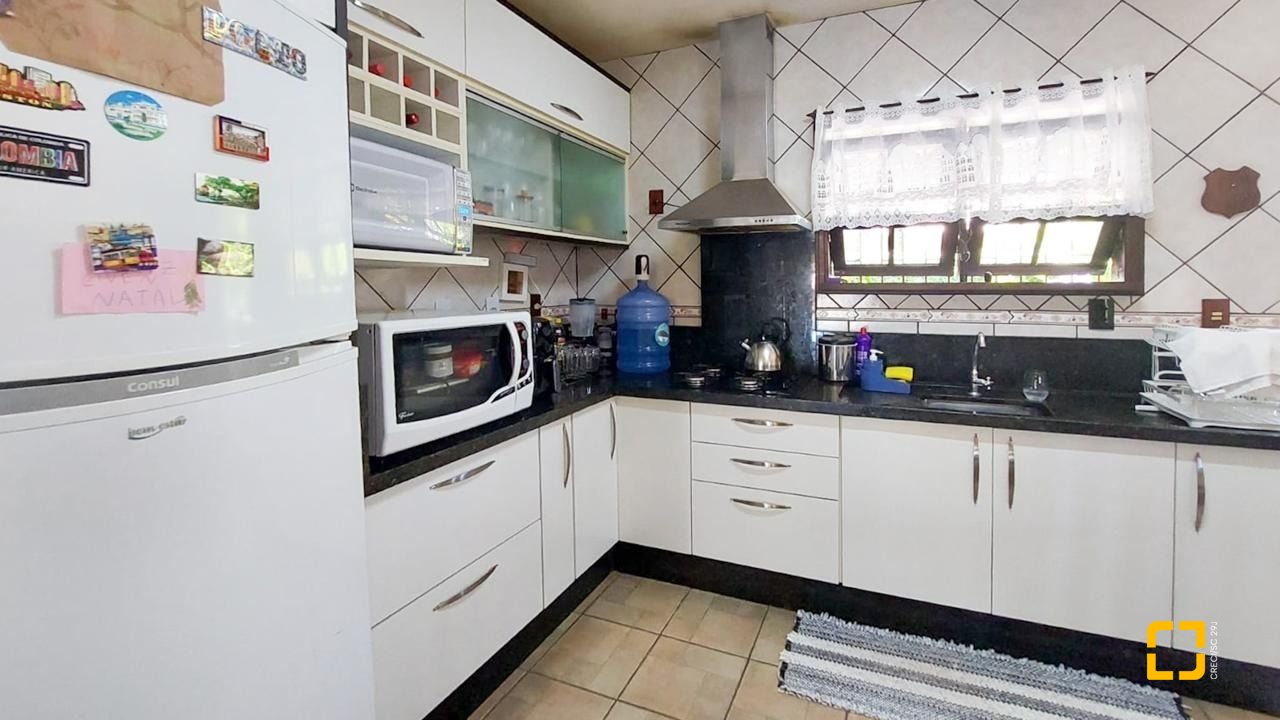 Casa com 160m², 4 quartos (sendo 1 suíte), 2 garagens, no bairro Rio Tavares em Florianópolis