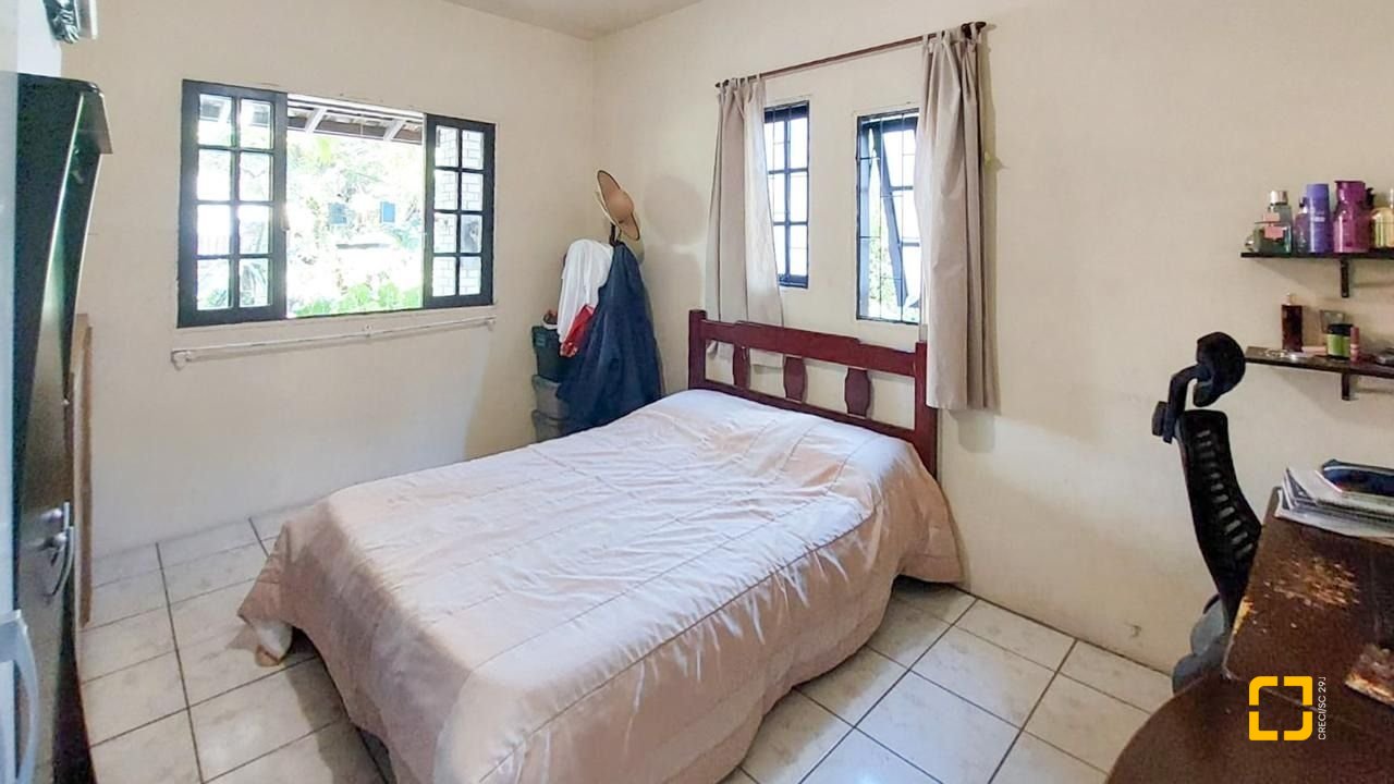 Casa com 160m², 4 quartos (sendo 1 suíte), 2 garagens, no bairro Rio Tavares em Florianópolis