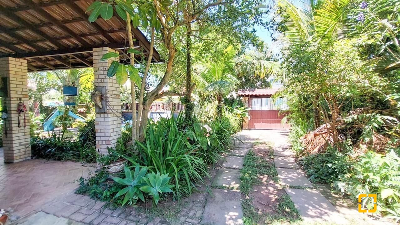 Casa com 160m², 4 quartos (sendo 1 suíte), 2 garagens, no bairro Rio Tavares em Florianópolis