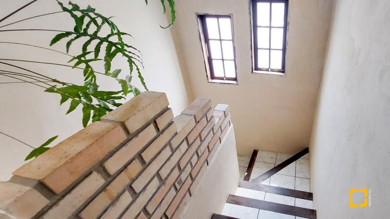 Casa com 160m², 4 quartos (sendo 1 suíte), 2 garagens, no bairro Rio Tavares em Florianópolis