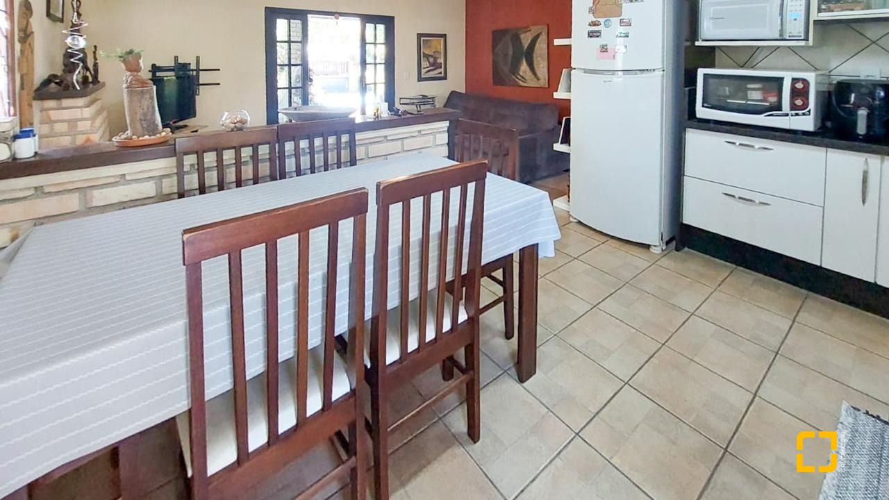 Casa com 160m², 4 quartos (sendo 1 suíte), 2 garagens, no bairro Rio Tavares em Florianópolis