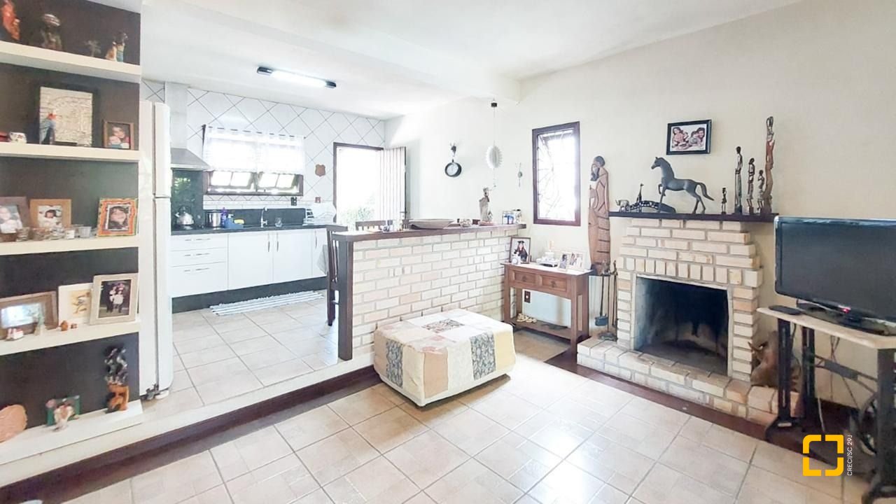 Casa com 160m², 4 quartos (sendo 1 suíte), 2 garagens, no bairro Rio Tavares em Florianópolis