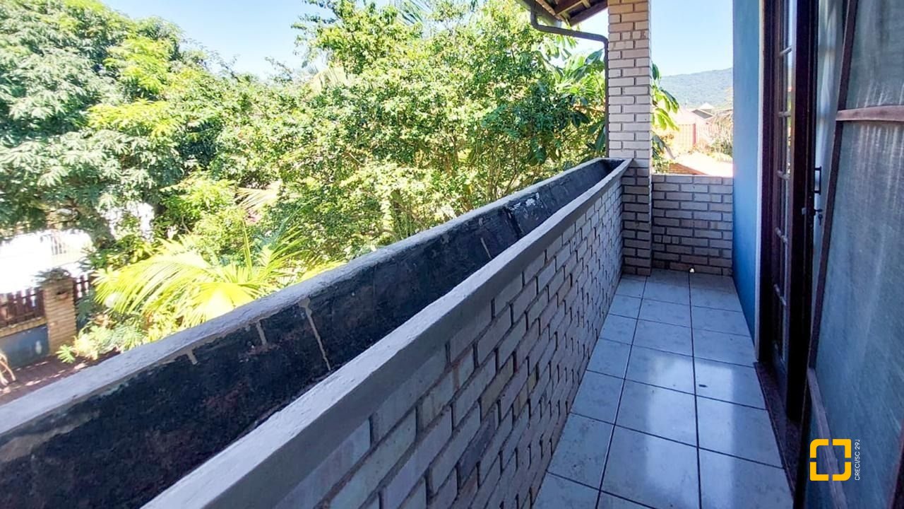 Casa com 160m², 4 quartos (sendo 1 suíte), 2 garagens, no bairro Rio Tavares em Florianópolis