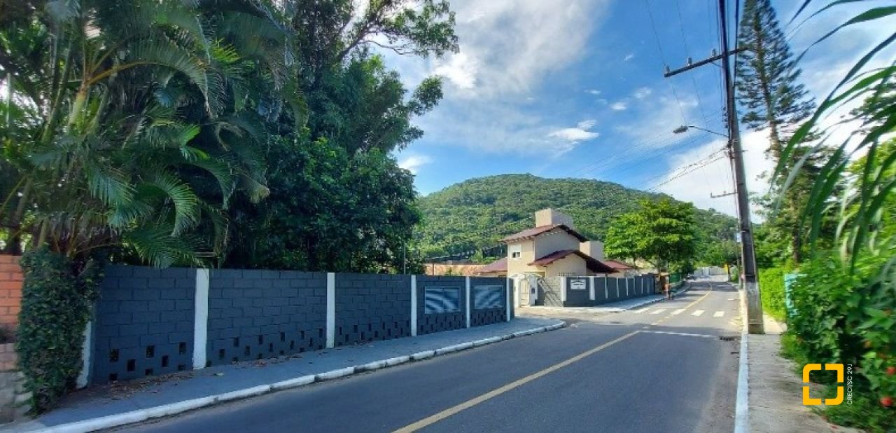 Terreno com 1435m², no bairro Sambaqui em Florianópolis