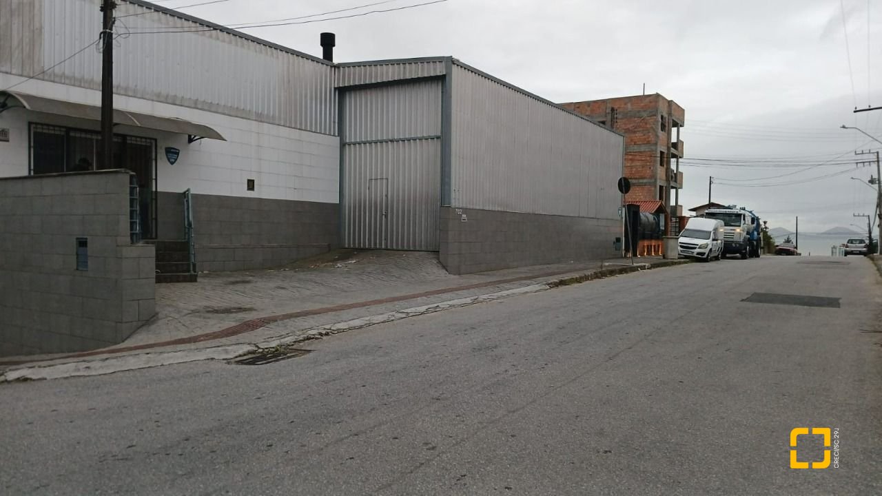Casa com 271m², 3 quartos (sendo 1 suíte), 2 garagens, no bairro Barreiros em São José