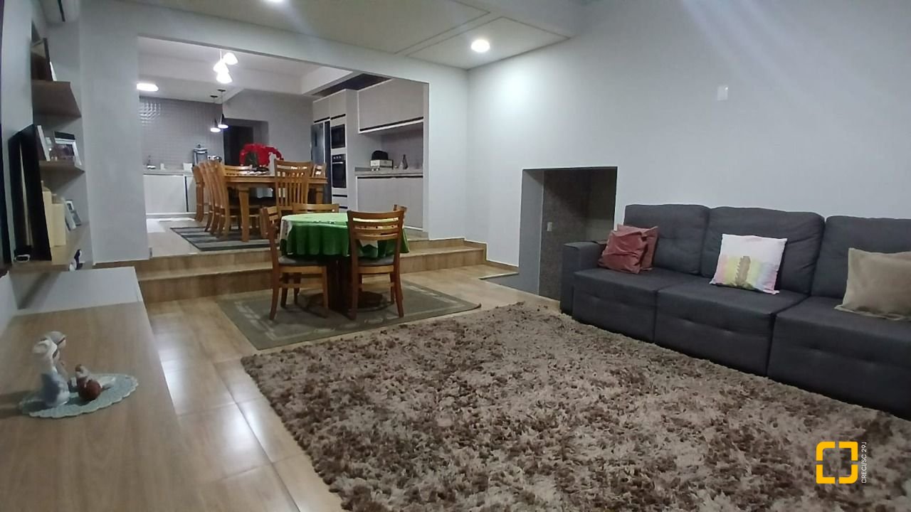 Casa com 271m², 3 quartos (sendo 1 suíte), 2 garagens, no bairro Barreiros em São José